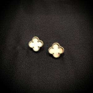 Elegant 18kt Gold Studs – Timeless Jewelry for Every Occasion