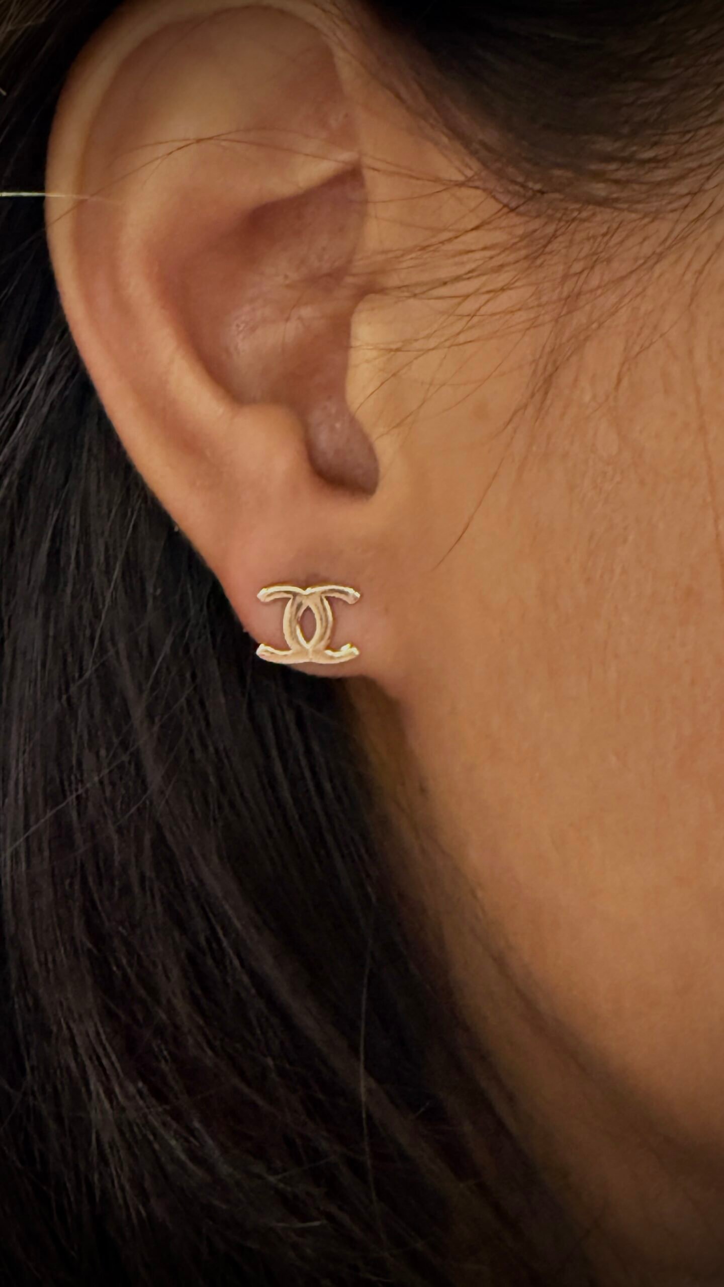 Elegant 18kt Gold Studs - Timeless Luxury Earrings for Every Occasion - Image 2