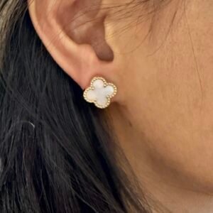 Elegant 18kt Gold Studs – Timeless Jewelry for Every Occasion